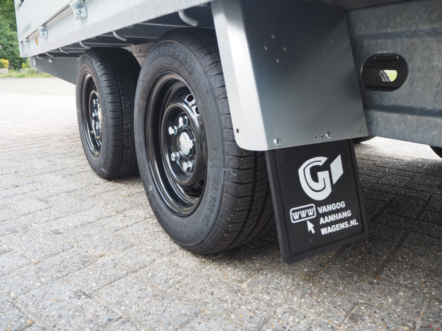 Henra plateauwagen 351x185 2700kg Expert aluminium opbergkist zwarte achterlichtbeschermers zwarte velgen zijverlichting €3455 voorraadnummer 13 (12)