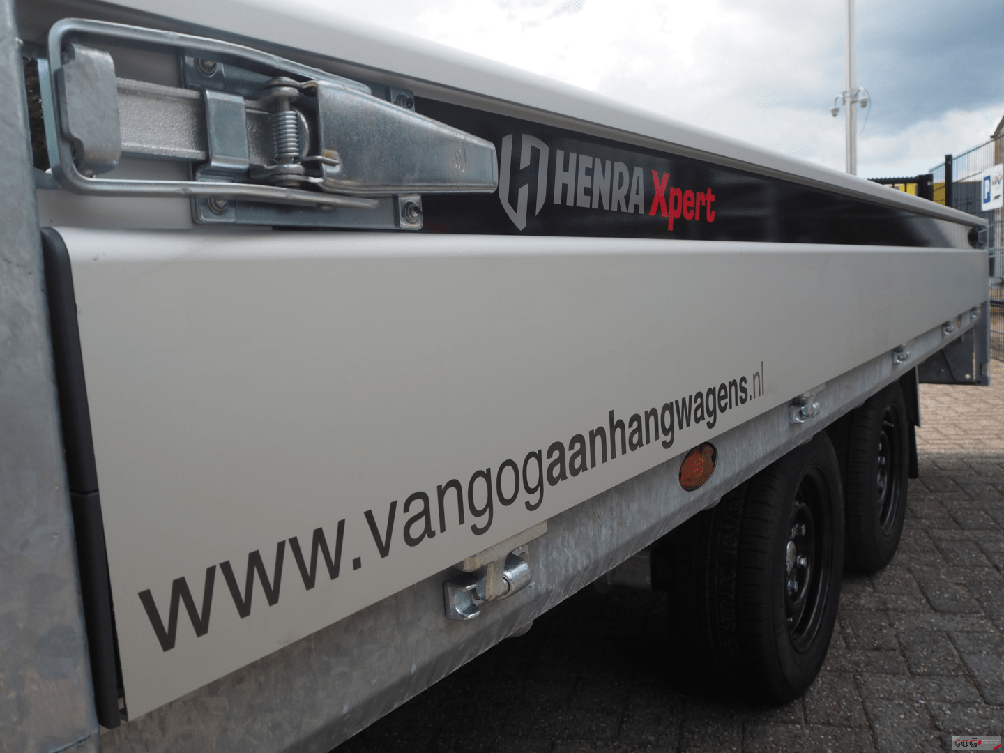 Henra plateauwagen 351x185 2700kg Expert aluminium opbergkist zwarte achterlichtbeschermers zwarte velgen zijverlichting €3455 voorraadnummer 13 (11)