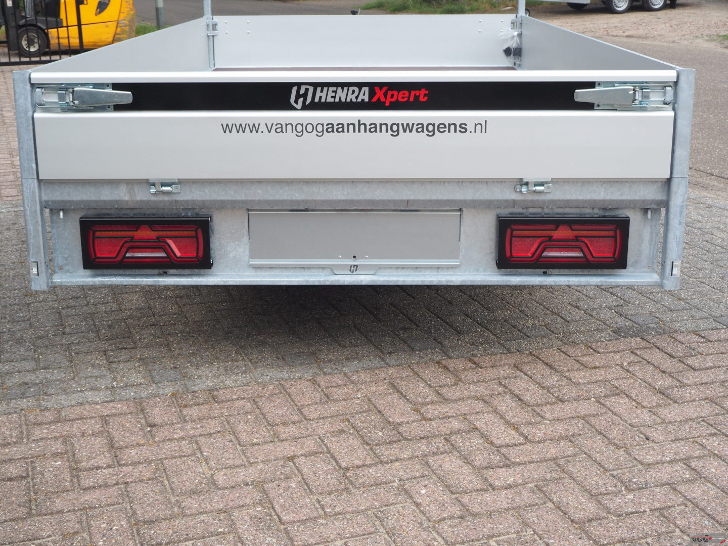 Henra plateauwagen 351x185 2700kg Expert aluminium opbergkist zwarte achterlichtbeschermers zwarte velgen zijverlichting €3455 voorraadnummer 13 (16)