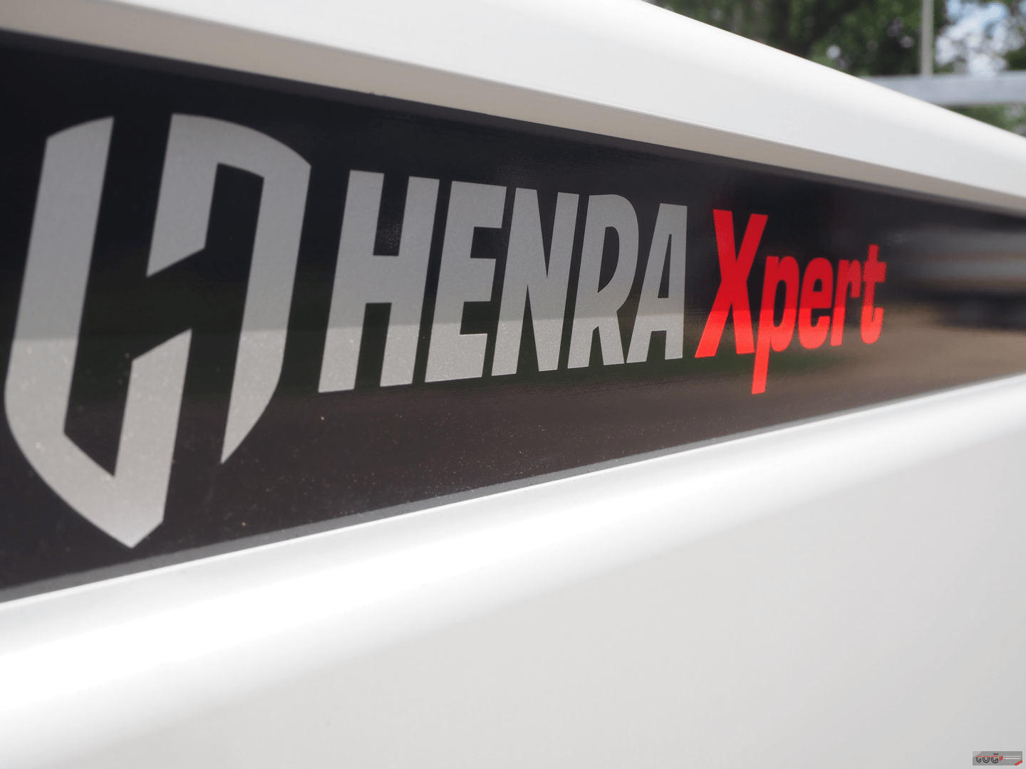 Henra plateauwagen 351x185 2700kg Expert aluminium opbergkist zwarte achterlichtbeschermers zwarte velgen zijverlichting €3455 voorraadnummer 13 (20)