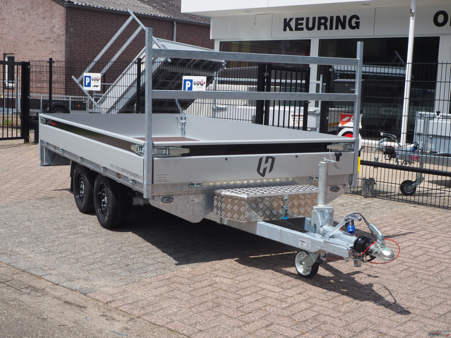 Henra plateauwagen 351x185 2700kg Expert aluminium opbergkist zwarte achterlichtbeschermers zwarte velgen zijverlichting €3455 voorraadnummer 13 (21)