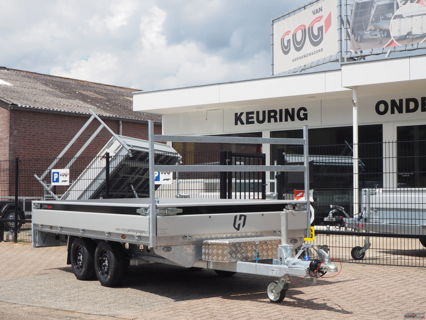 Henra plateauwagen 351x185 2700kg Expert aluminium opbergkist zwarte achterlichtbeschermers zwarte velgen zijverlichting €3455 voorraadnummer 13 (22)