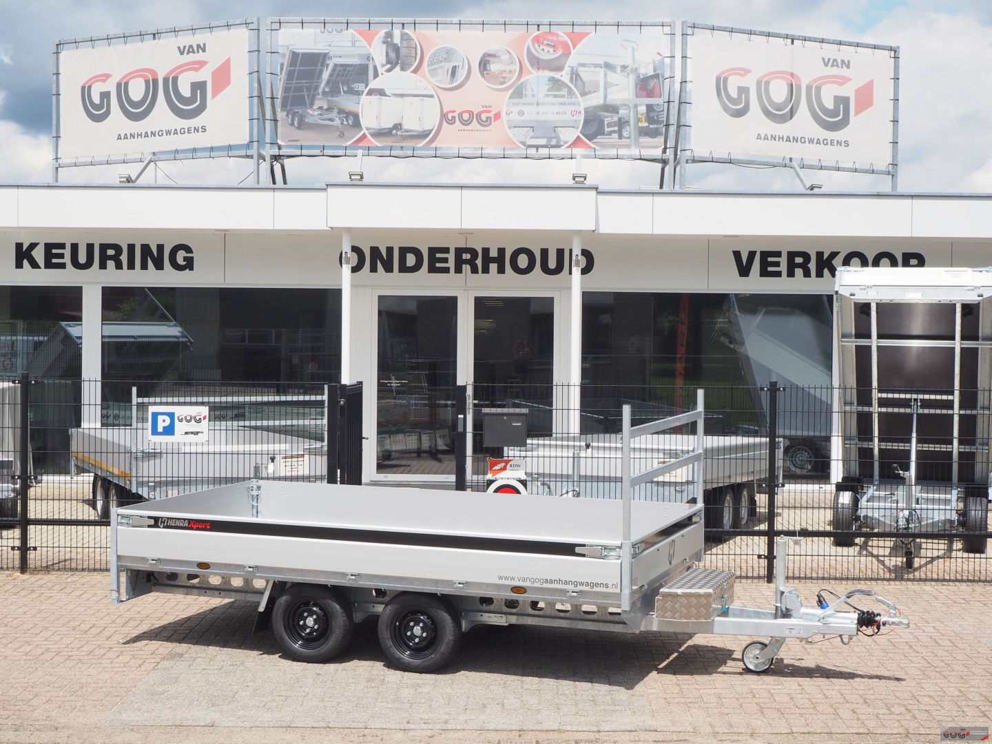 Henra plateauwagen 351x185 2700kg Expert aluminium opbergkist zwarte achterlichtbeschermers zwarte velgen zijverlichting €3455 voorraadnummer 13 (23)