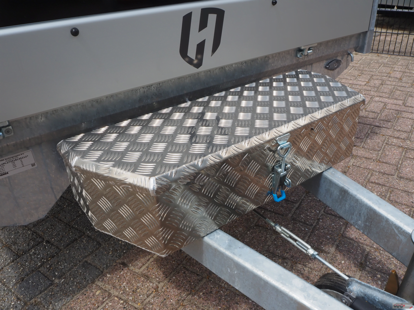 Henra plateauwagen 351x185 2700kg Expert aluminium opbergkist zwarte achterlichtbeschermers zwarte velgen zijverlichting €3455 voorraadnummer 13 (8)