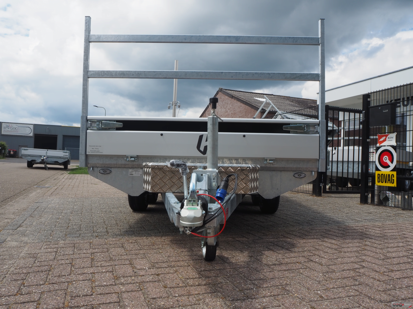 Henra plateauwagen 351x185 2700kg Expert aluminium opbergkist zwarte achterlichtbeschermers zwarte velgen zijverlichting €3455 voorraadnummer 13 (9)