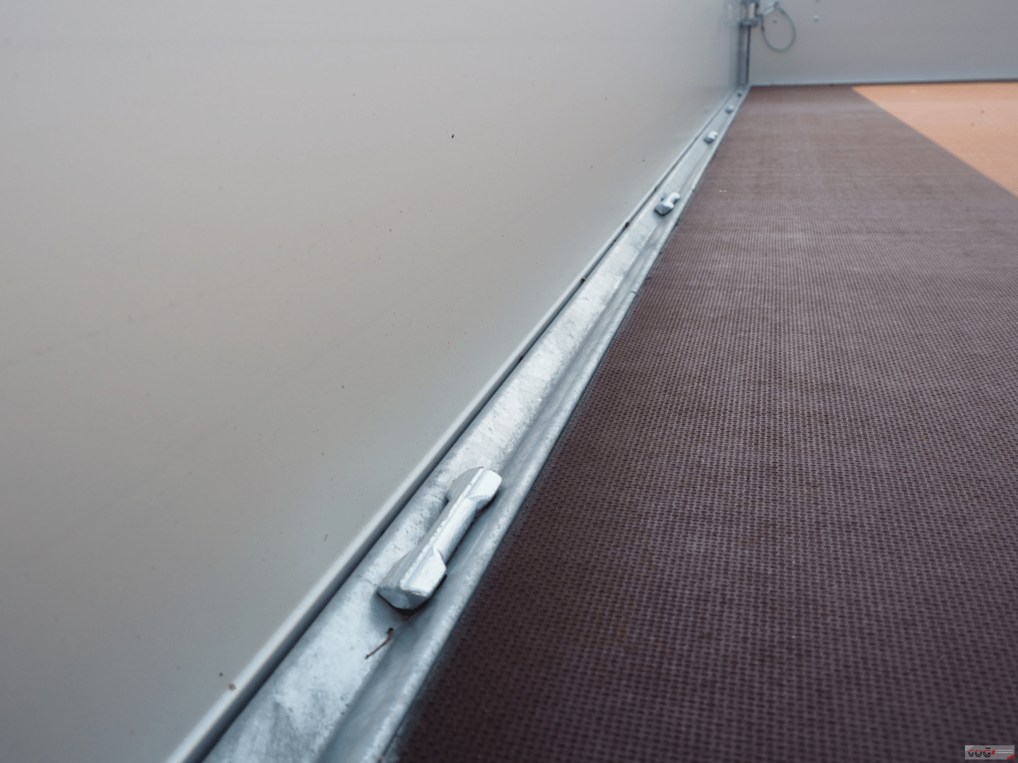 Henra plateauwagen 351x185 2700kg met sledes (11)