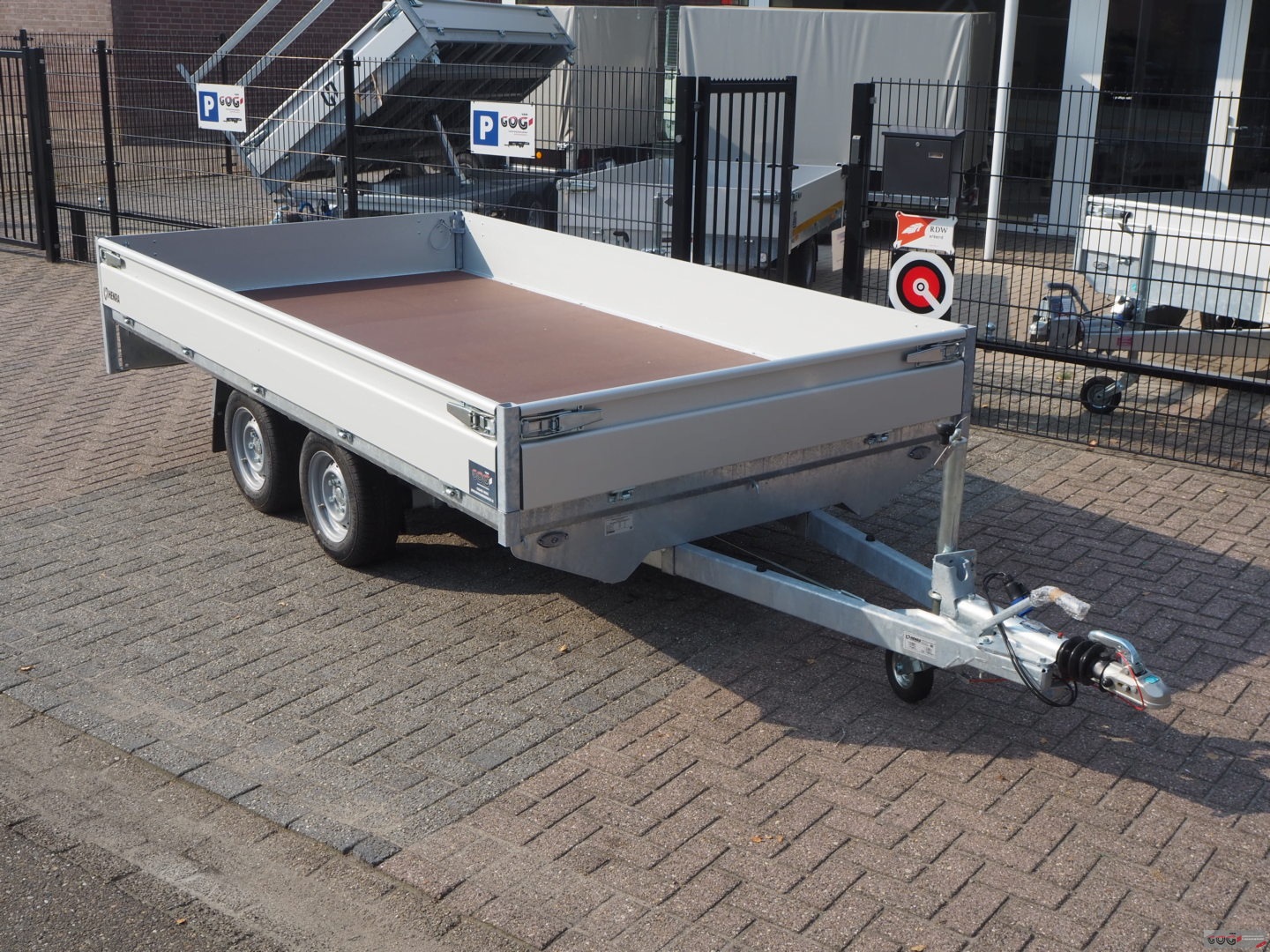 Henra plateauwagen 351x185 2700kg met sledes (15)