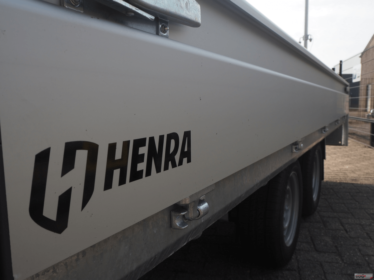 Henra plateauwagen 351x185 2700kg met sledes (2)