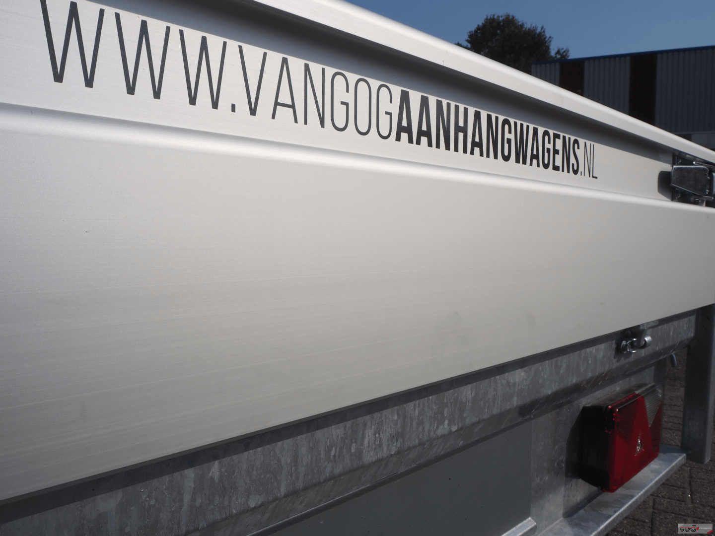 Henra plateauwagen 351x185 2700kg met sledes (6)