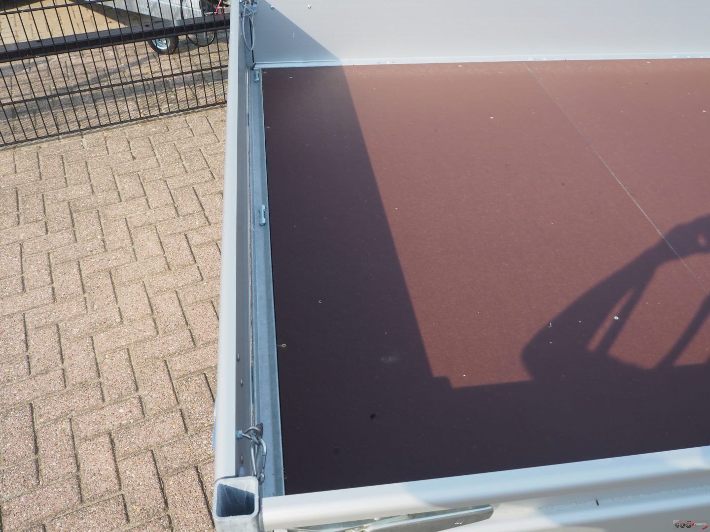 Henra plateauwagen 351x185 2700kg met sledes (8)