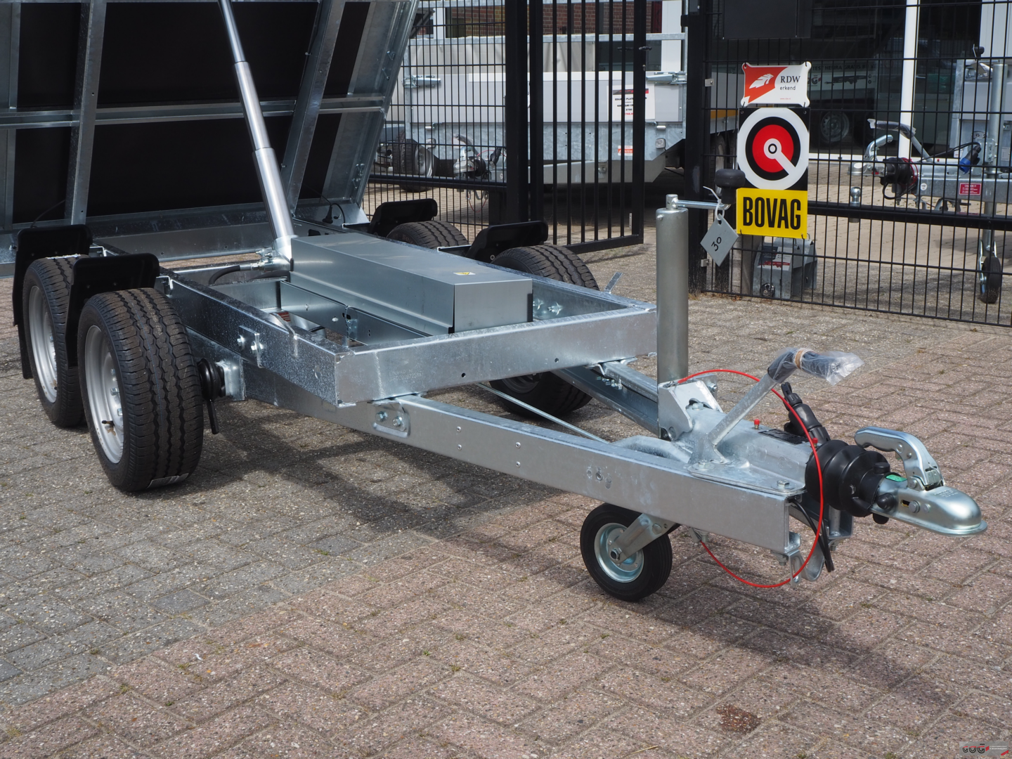 Eduard achterwaartse kipper 256x150 lvh 63 2000kg elektrische bediening €2865 voorraadnummer 30 (17)