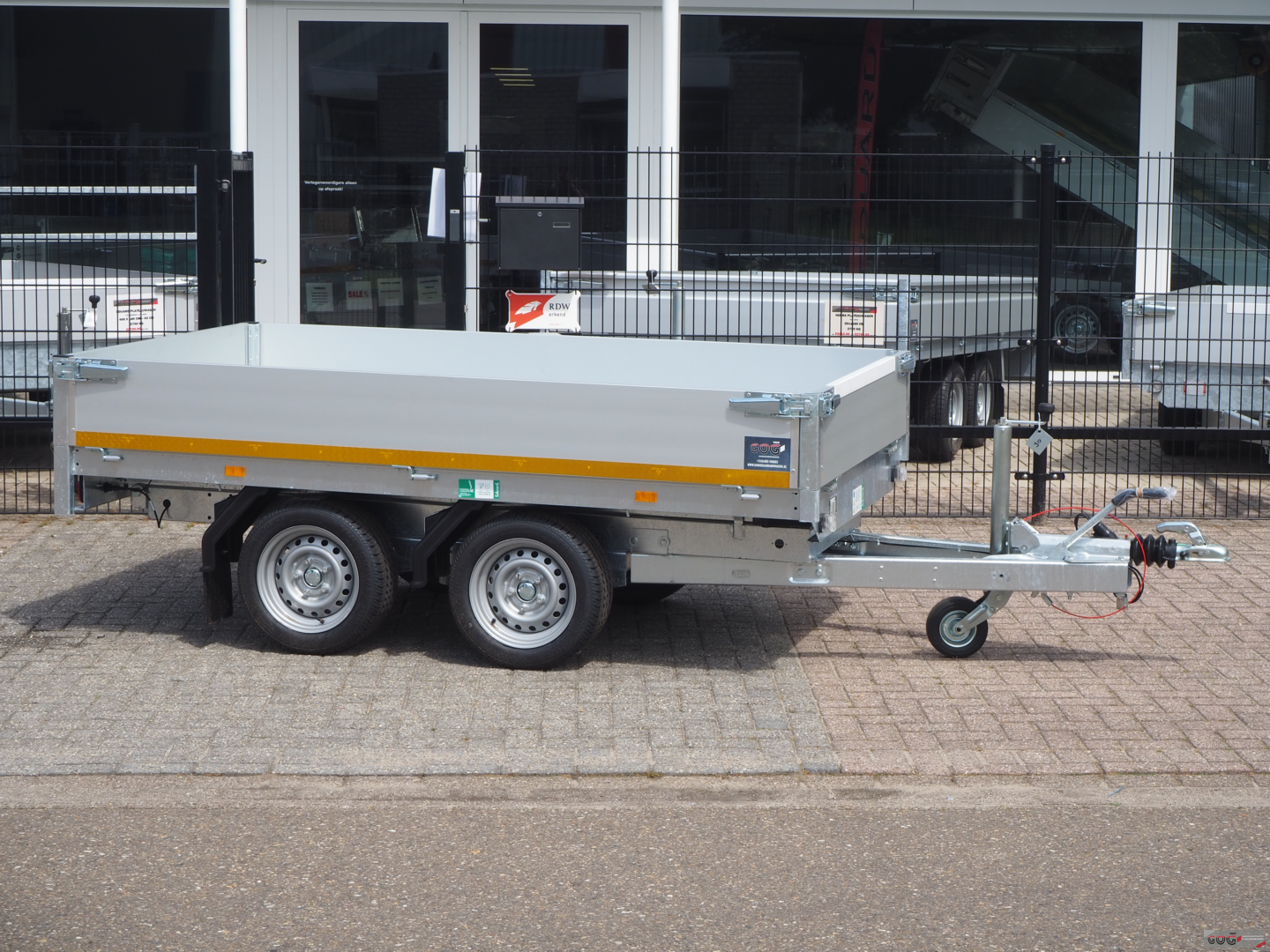 Eduard achterwaartse kipper 256x150 lvh 63 2000kg elektrische bediening €2865 voorraadnummer 30 (3)