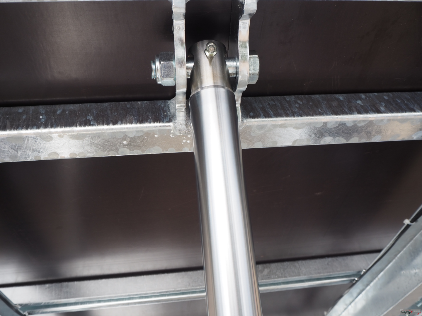 Eduard achterwaartse kipper 256x150 lvh 63 2000kg elektrische bediening €2865 voorraadnummer 30 (8)