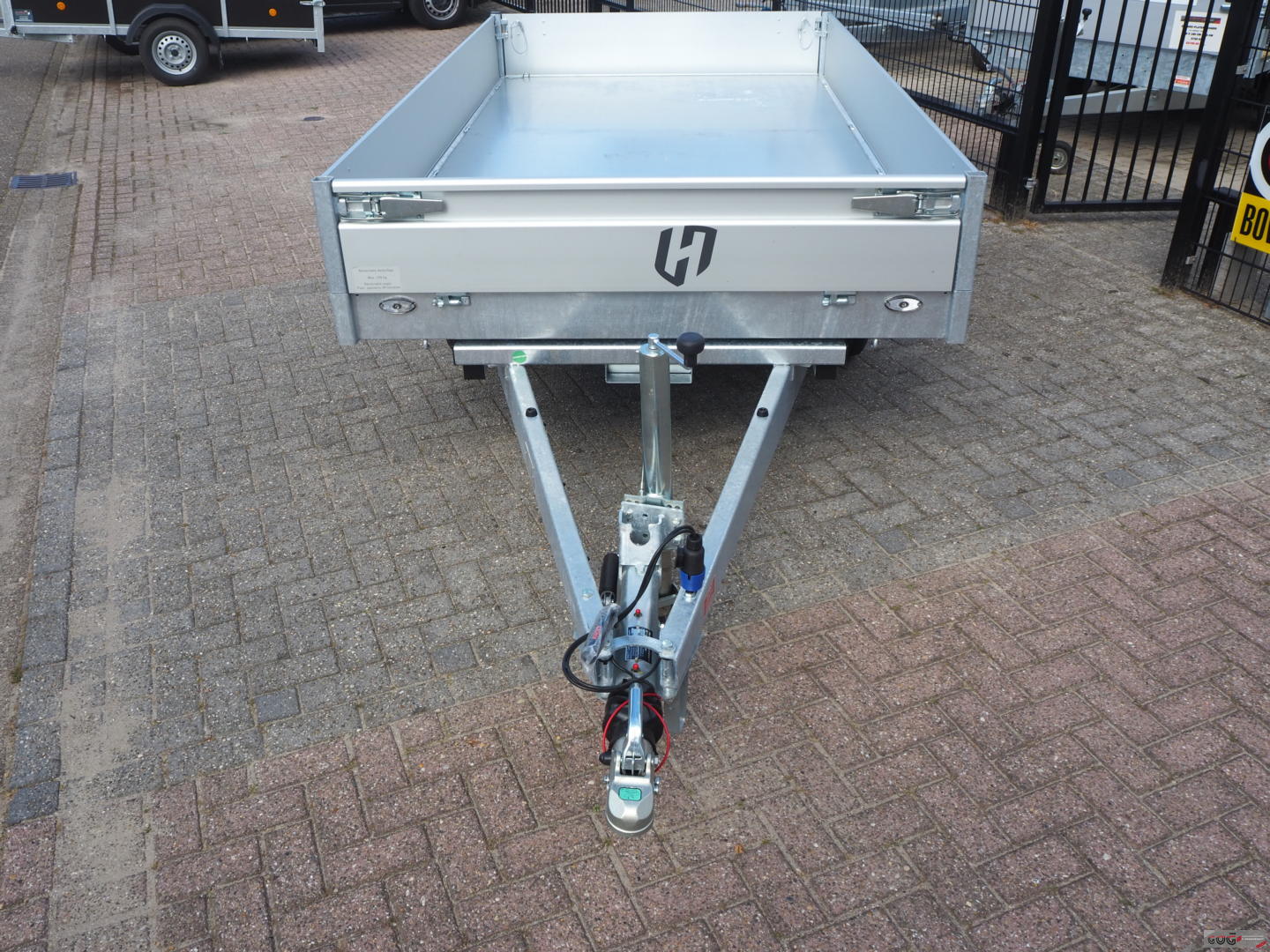 Henra achterwaartse kipper 301x165 2700kg elektrisch nieuw model €3985 voorraadnummer 1 (1)