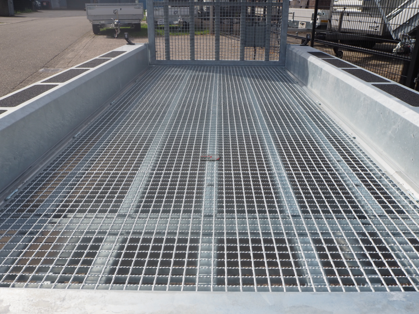 Henra machinetransporter 400x175 3500kg expert uitvoering roosterprofiel laadvloer klep 165 ipv 115cm € 6390 excl. 21%BTW (12)